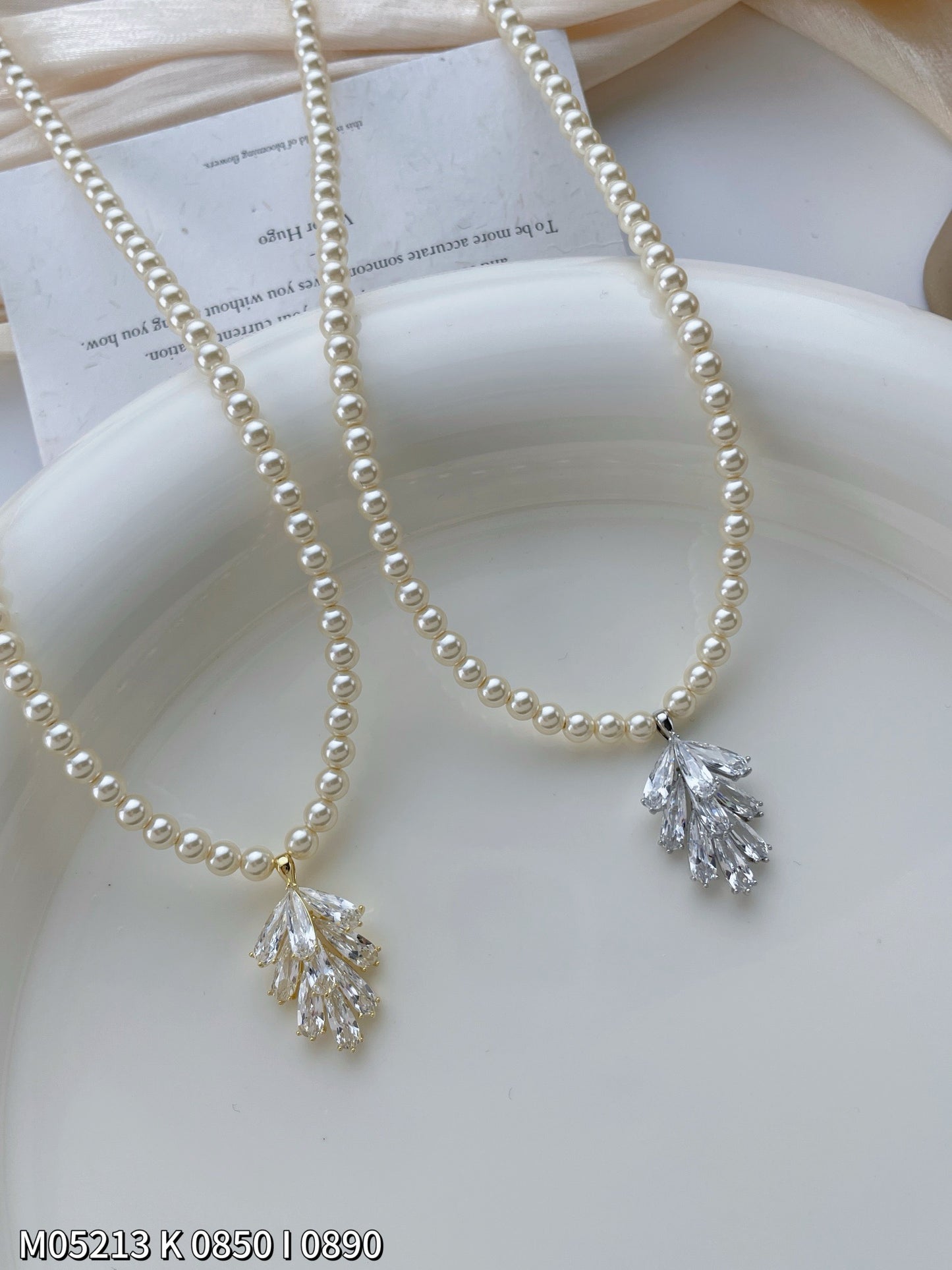 Elegant pearl necklace with zircon leaf pendant