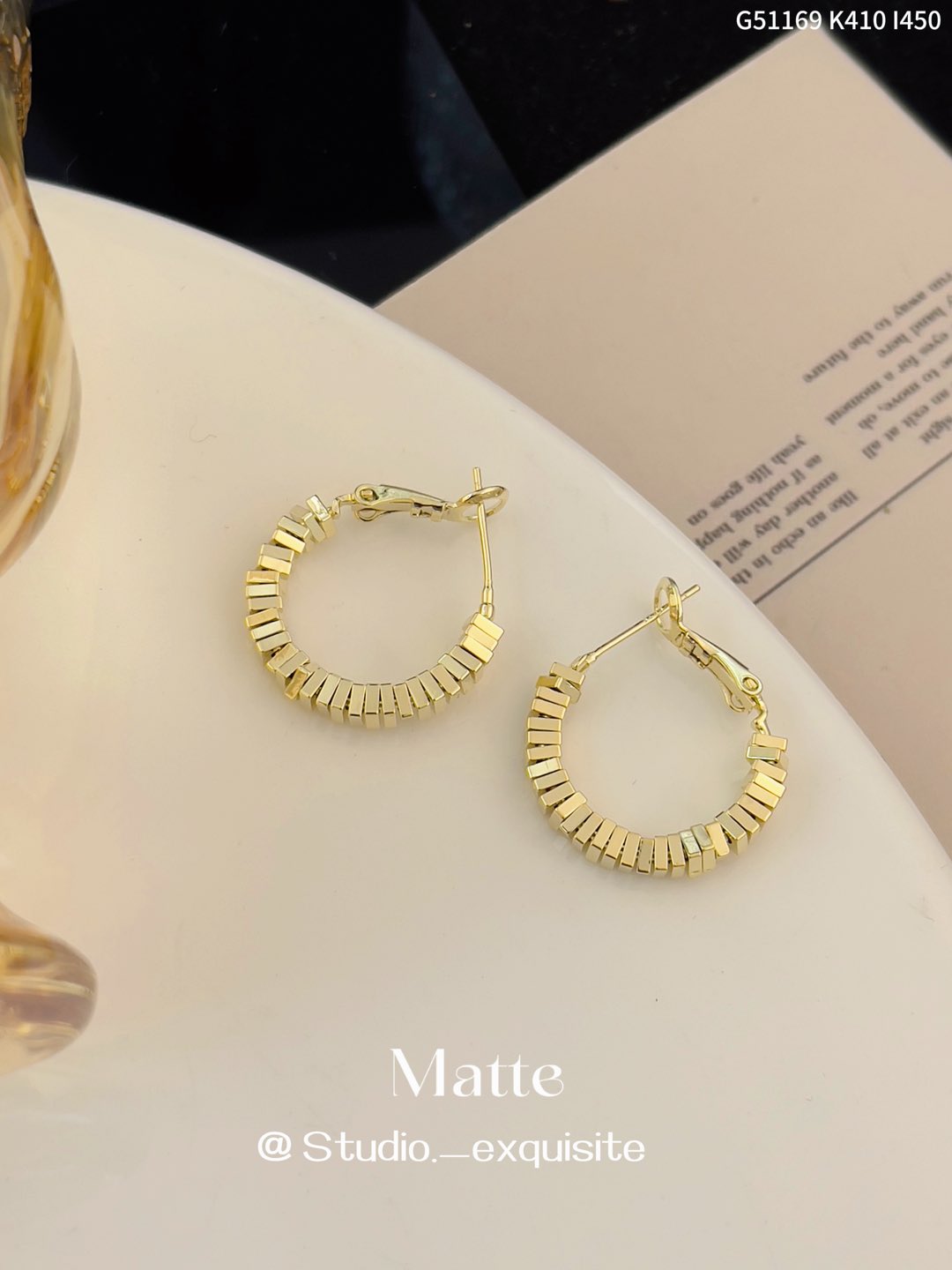 Stylish round earrings in gold and silver with geometric detail