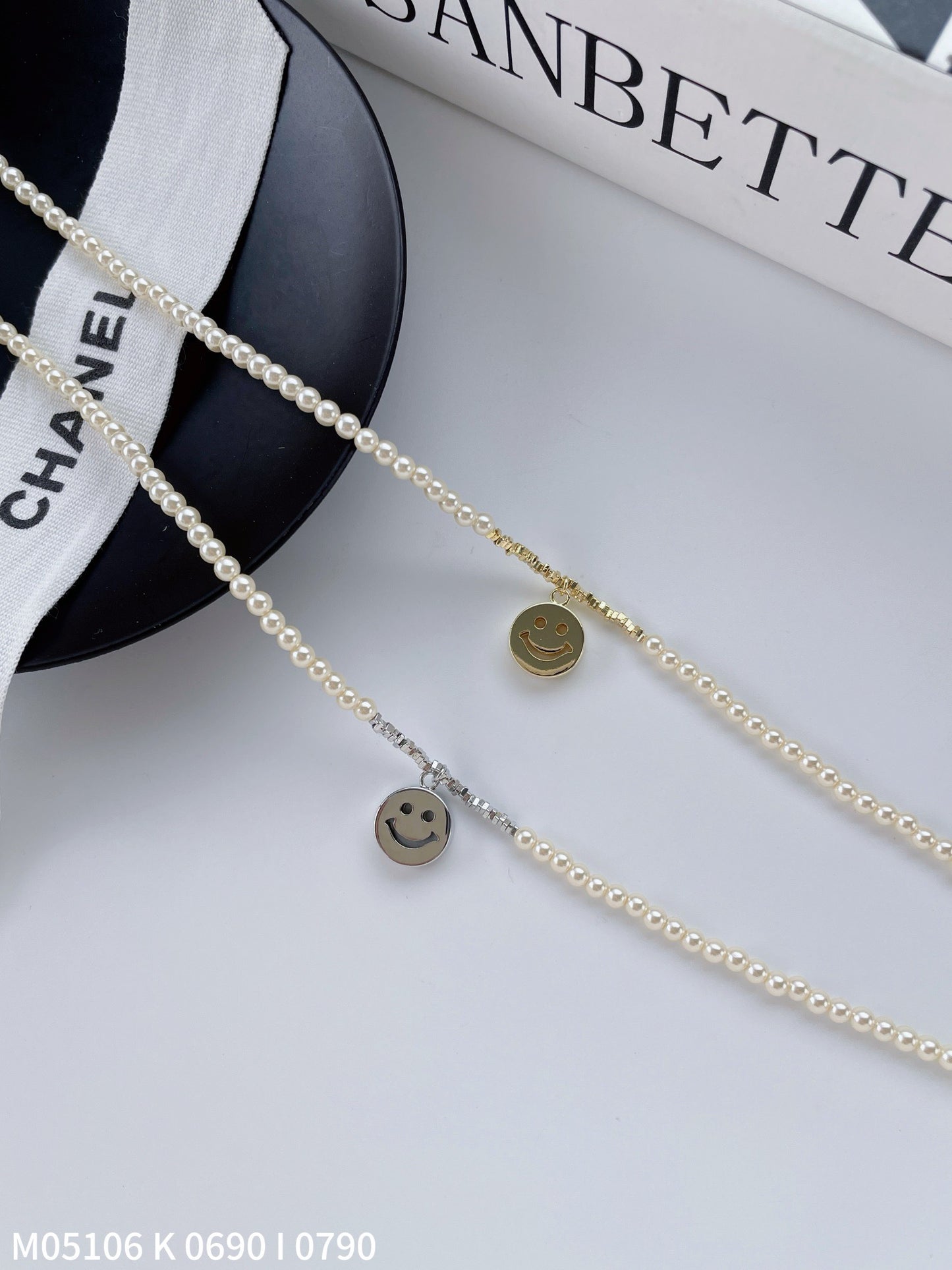 Elegant Pearl Choker with Smiley Face Pendant