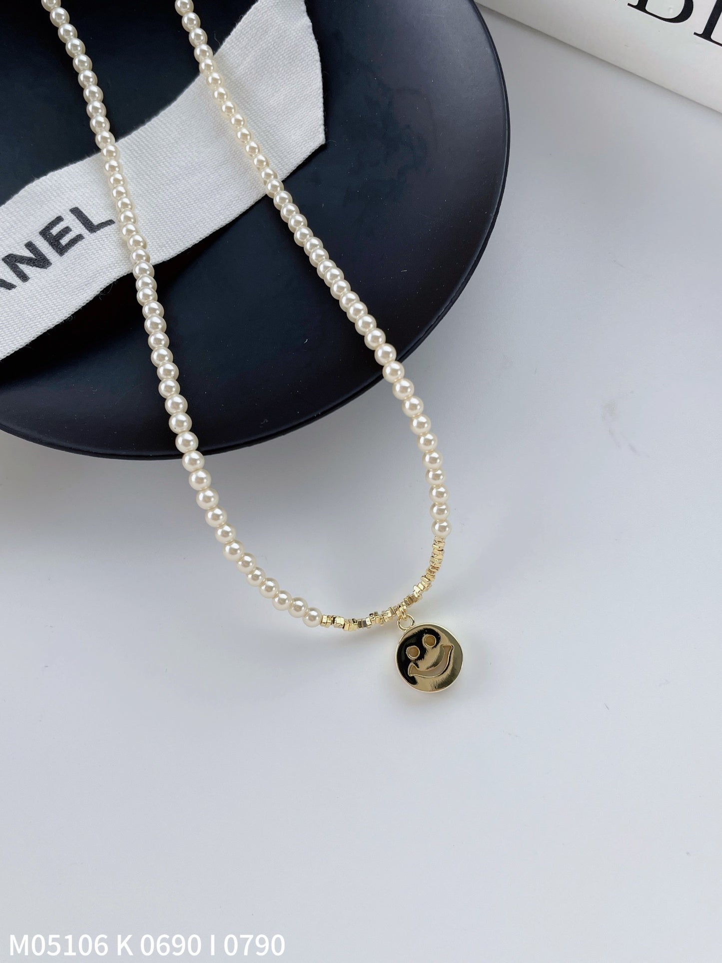 Elegant Pearl Choker with Smiley Face Pendant