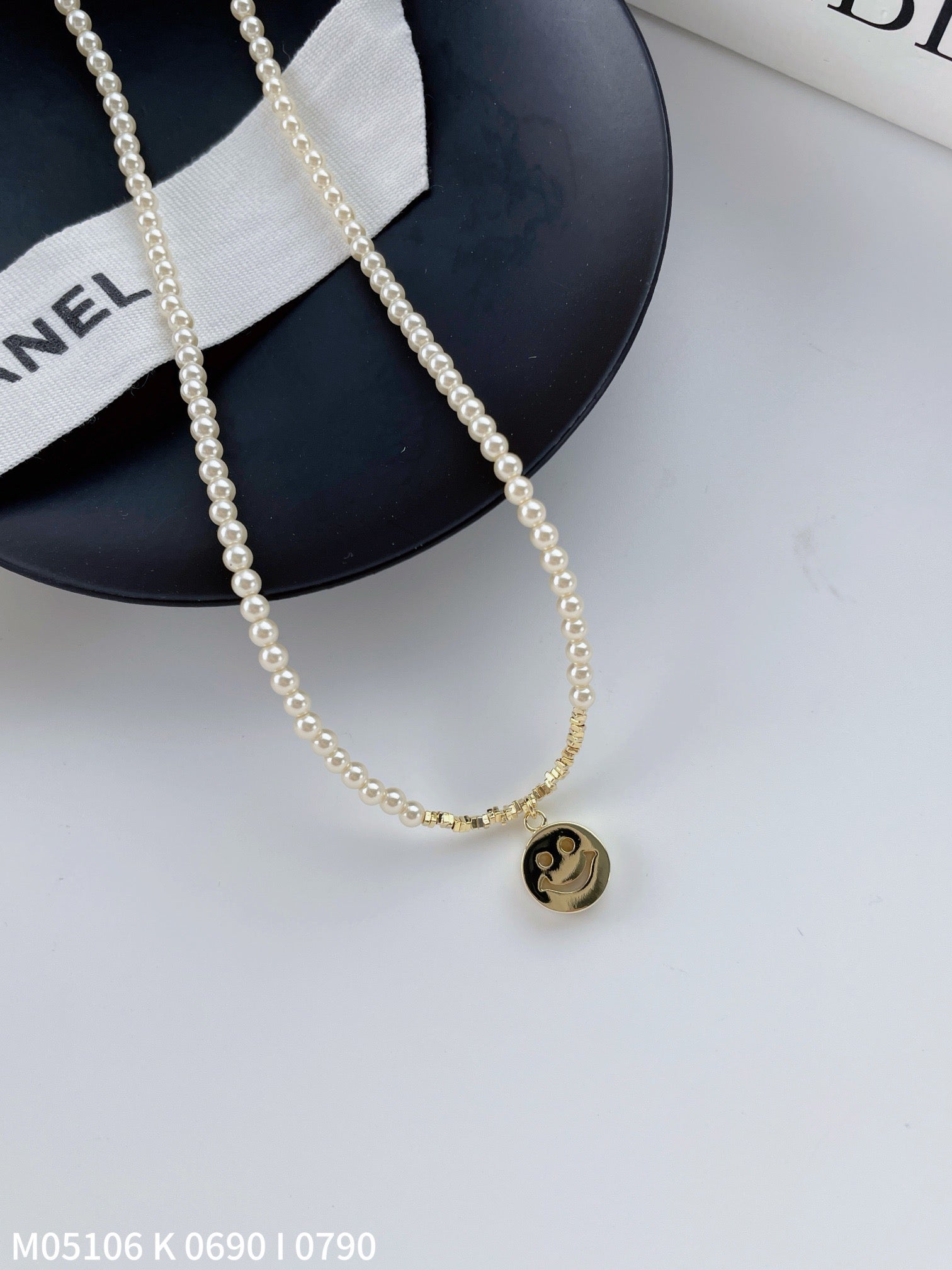 Elegant Pearl Choker with Smiley Face Pendant