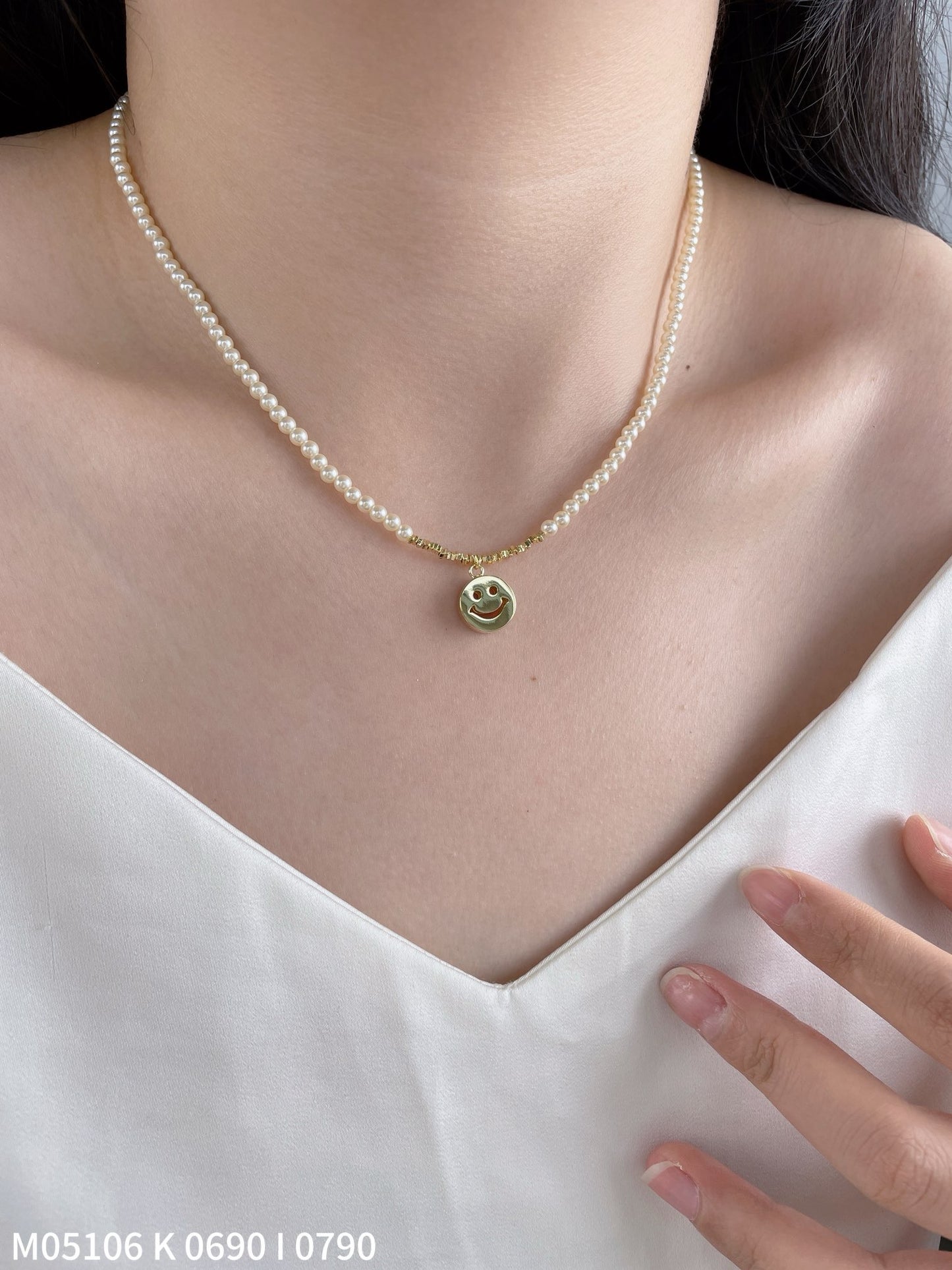 Elegant Pearl Choker with Smiley Face Pendant