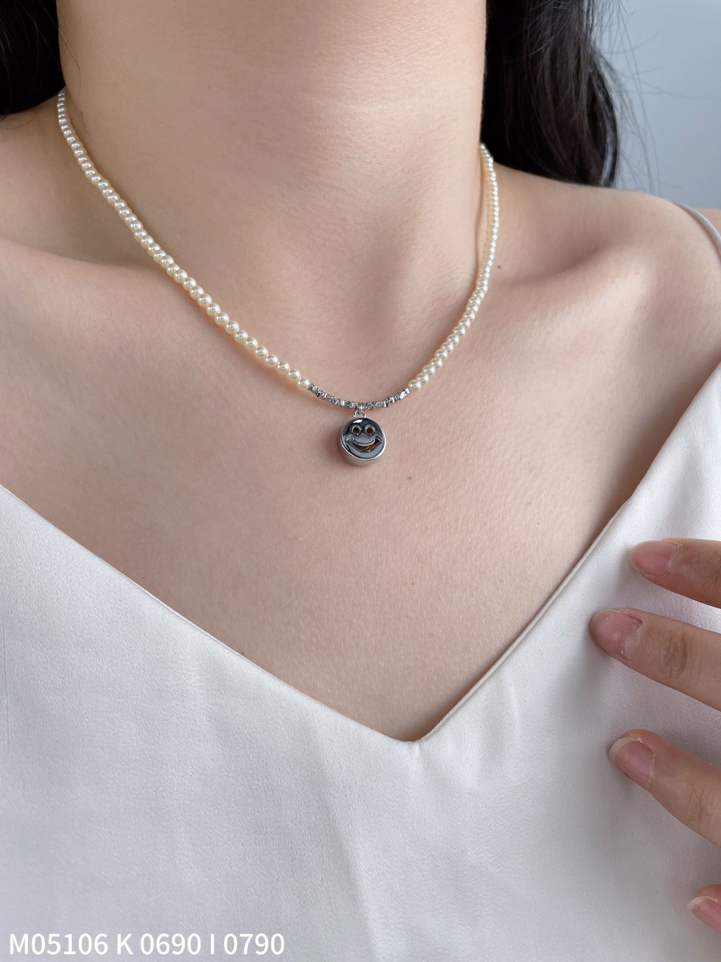 Elegant Pearl Choker with Smiley Face Pendant