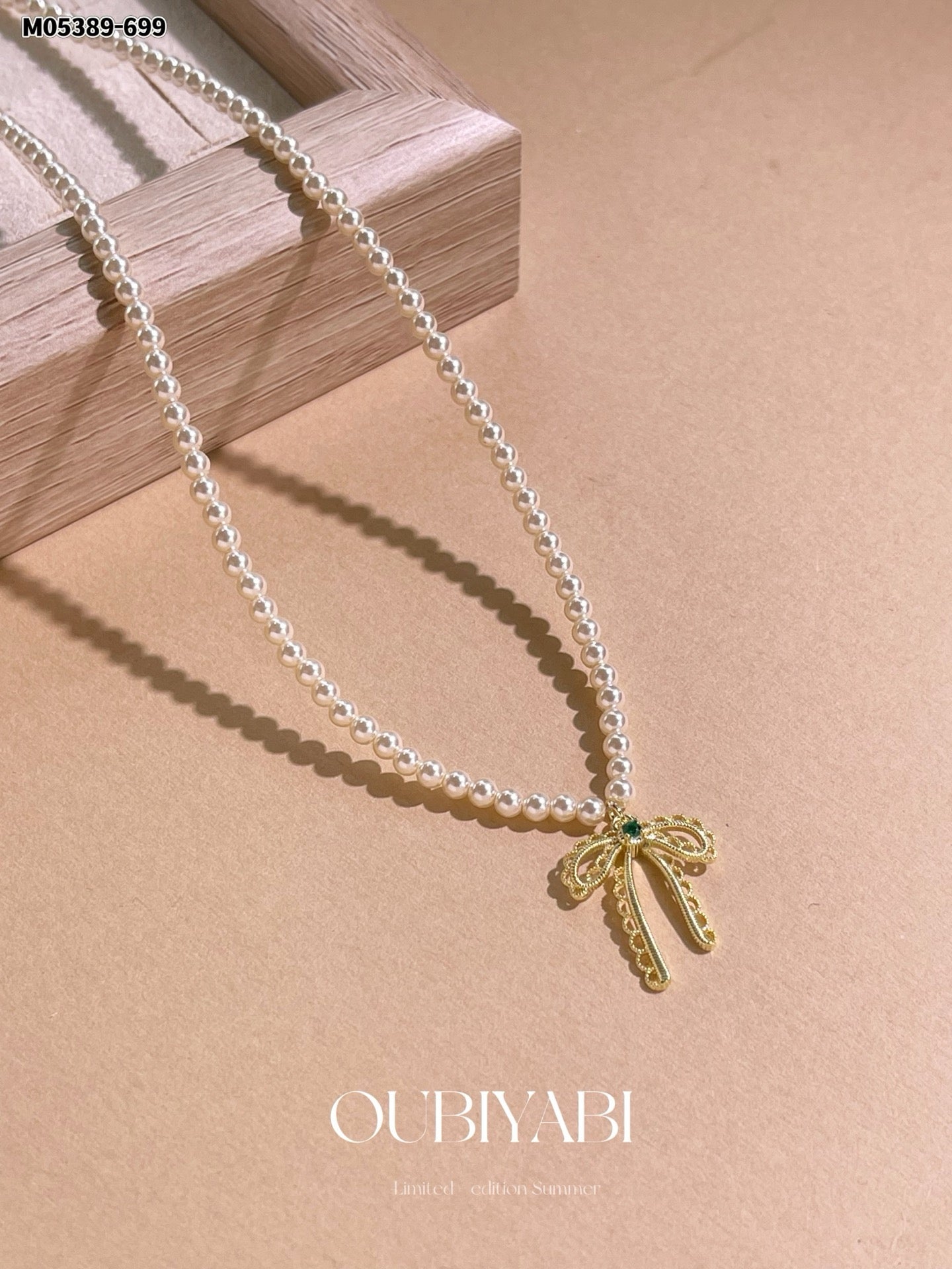 Elegant pearl design with a gold bowknot