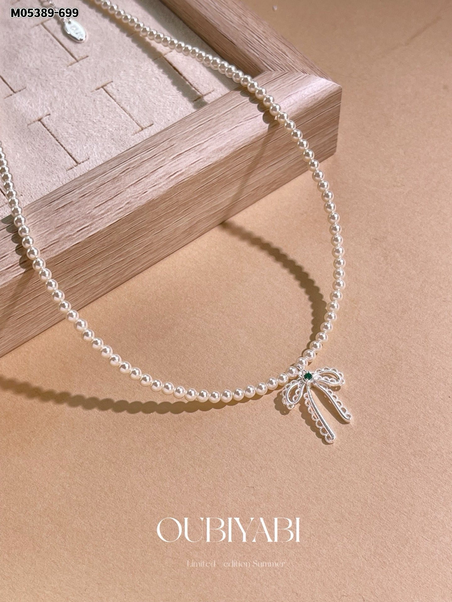 Elegant pearl design with a gold bowknot