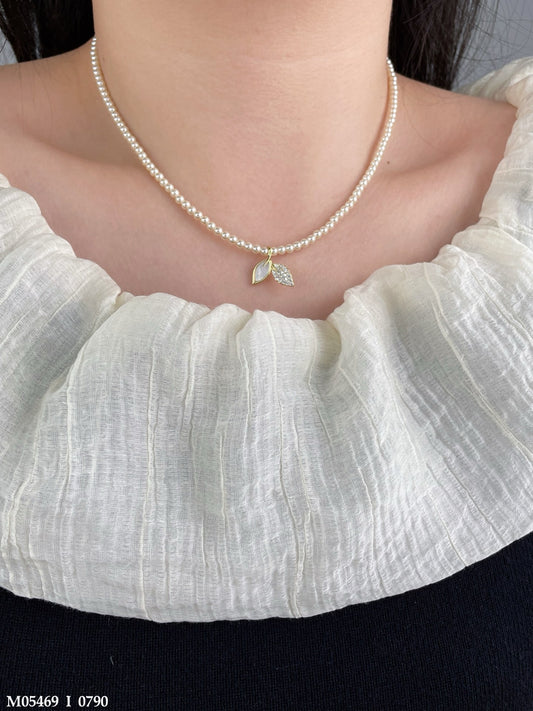 Classic pearl necklace with a leaf pendant and zircon stone details.