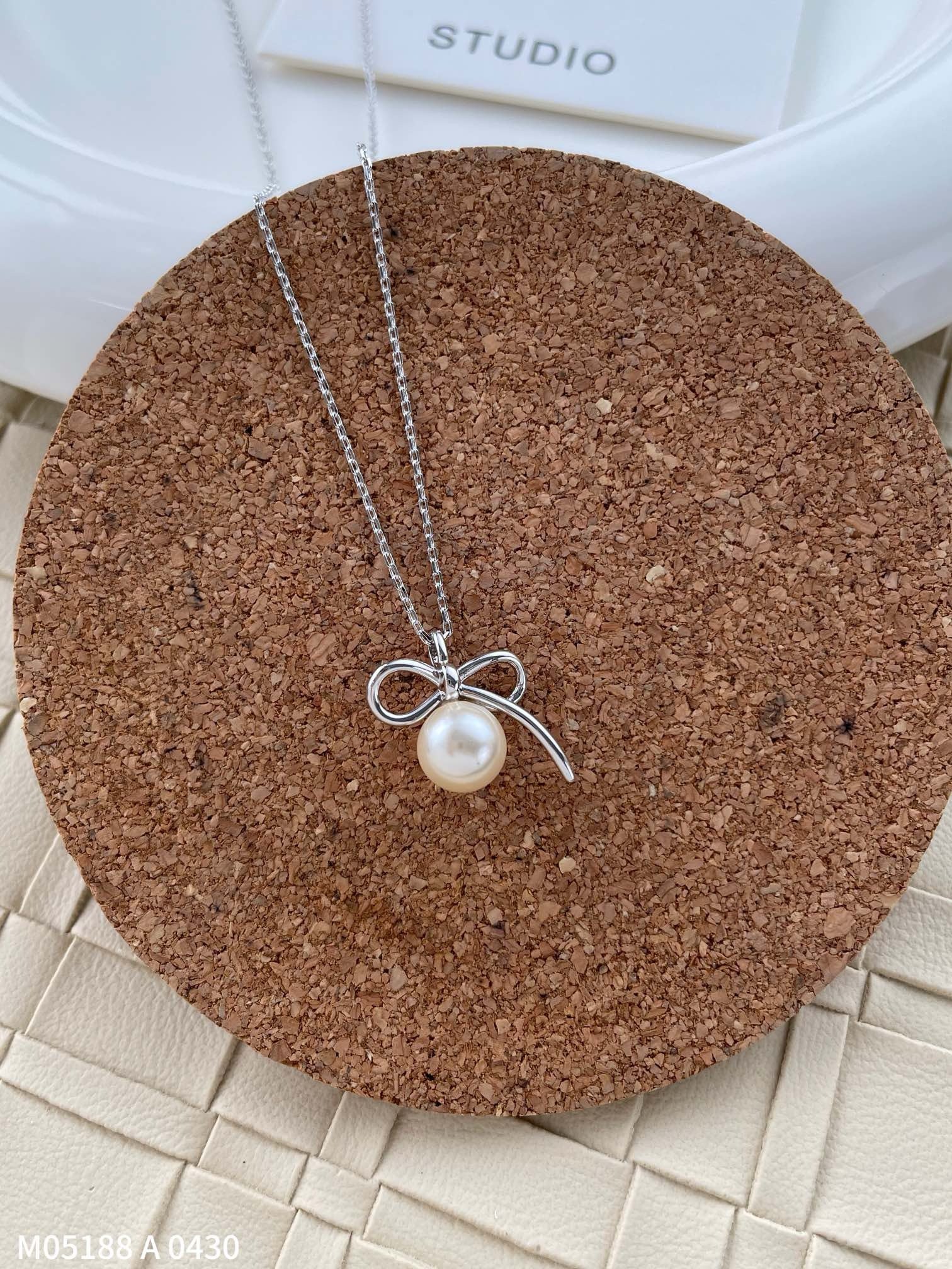 Minimalist Bow & Pearl Pendant Necklace 