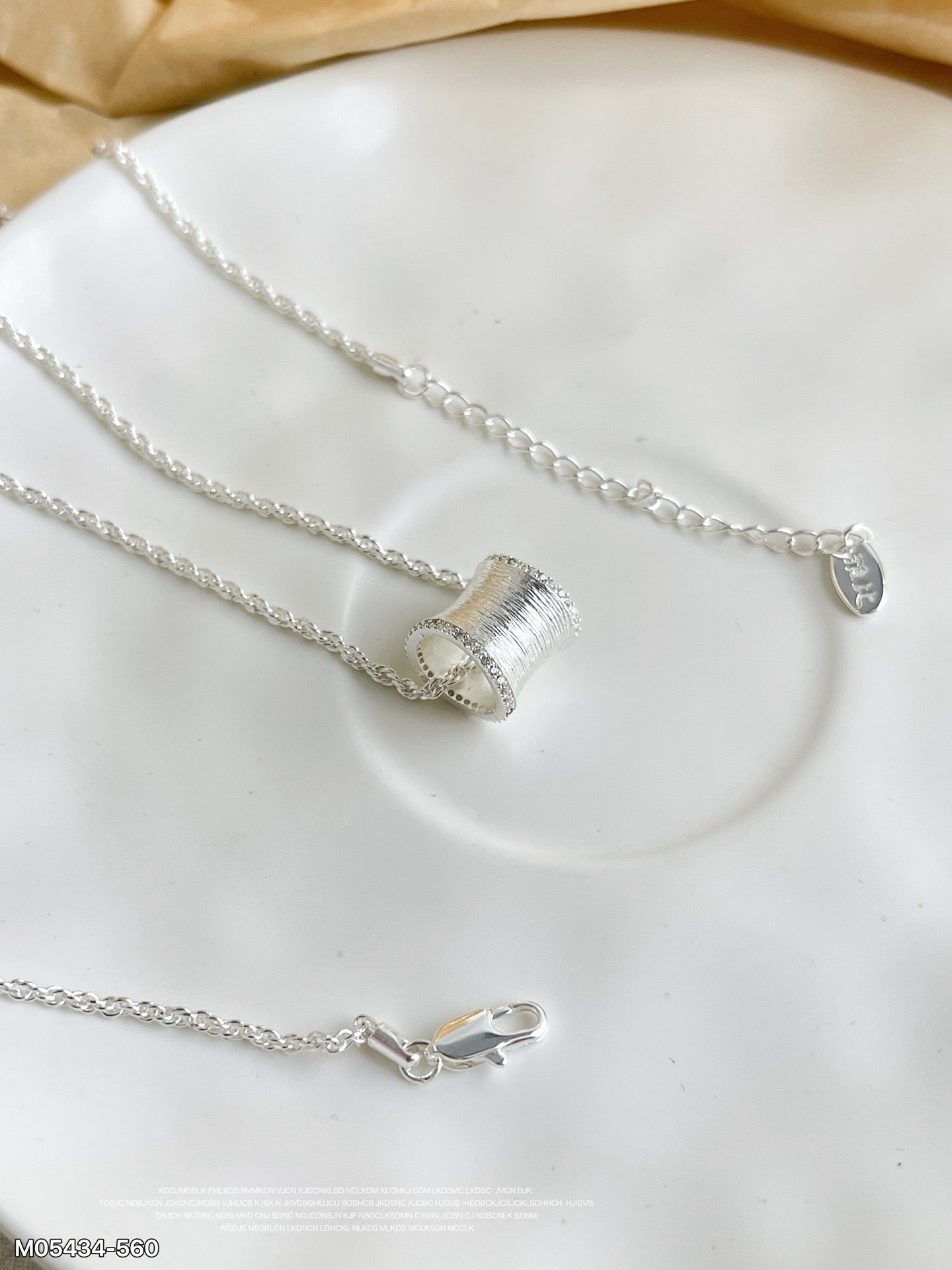 Spool pendant necklace