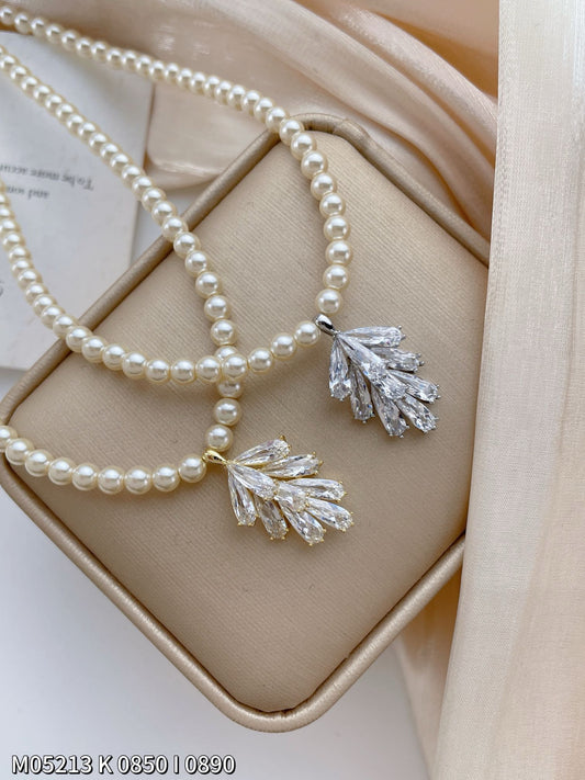 Elegant pearl necklace with zircon leaf pendant