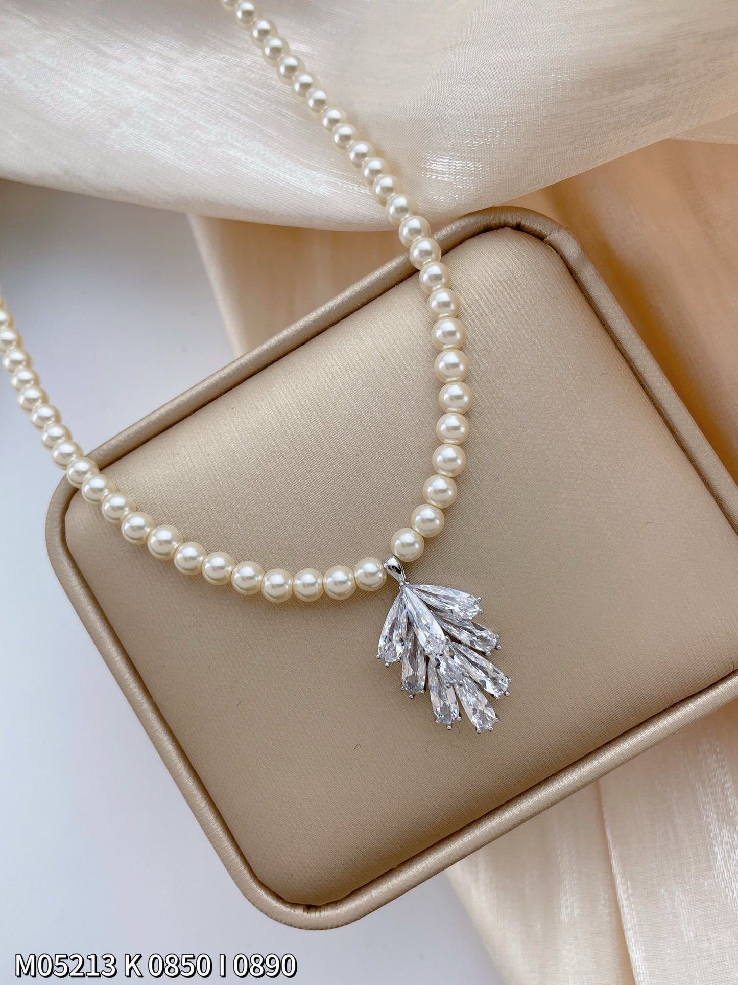 Elegant pearl necklace with zircon leaf pendant