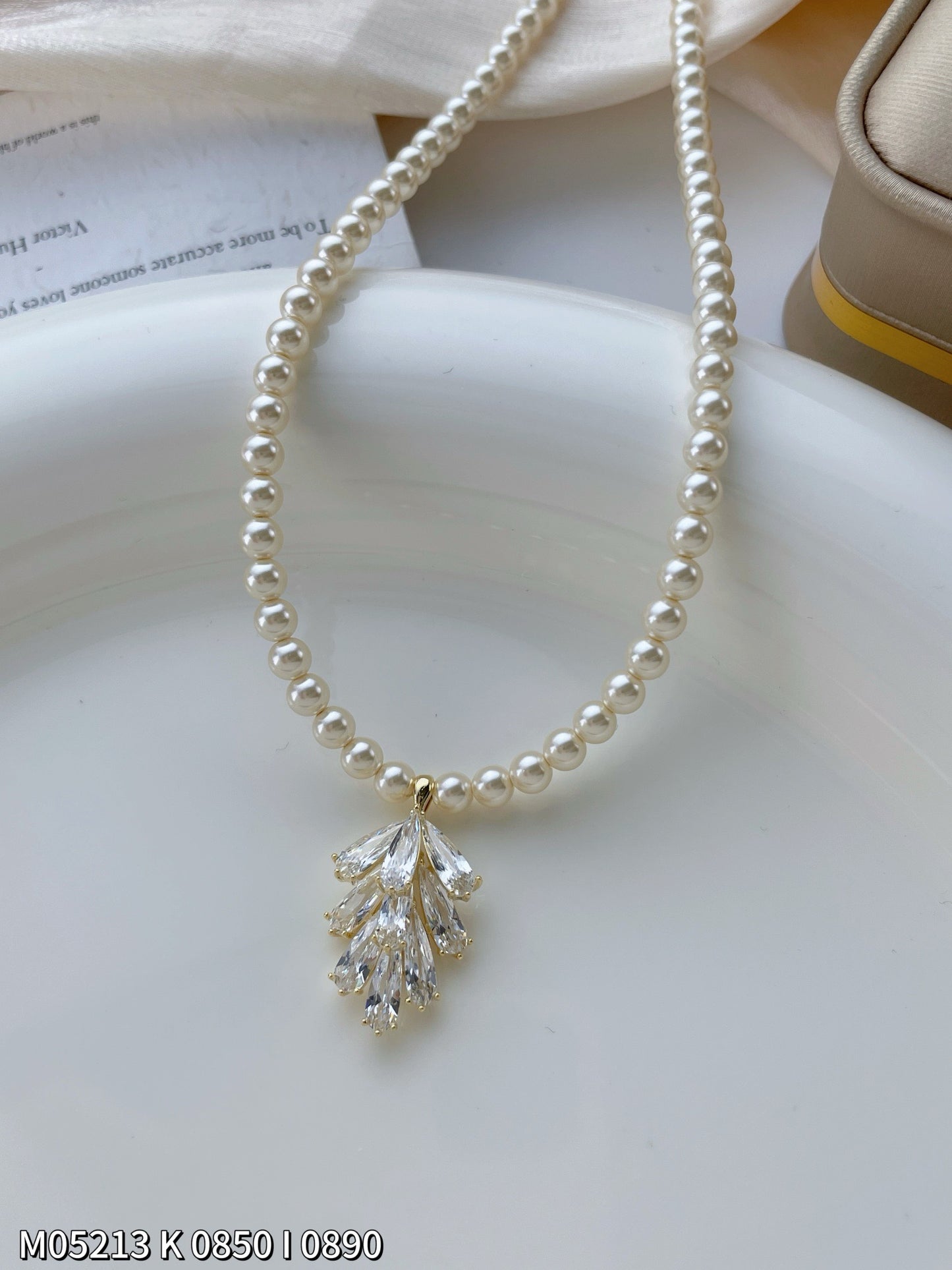 Elegant pearl necklace with zircon leaf pendant