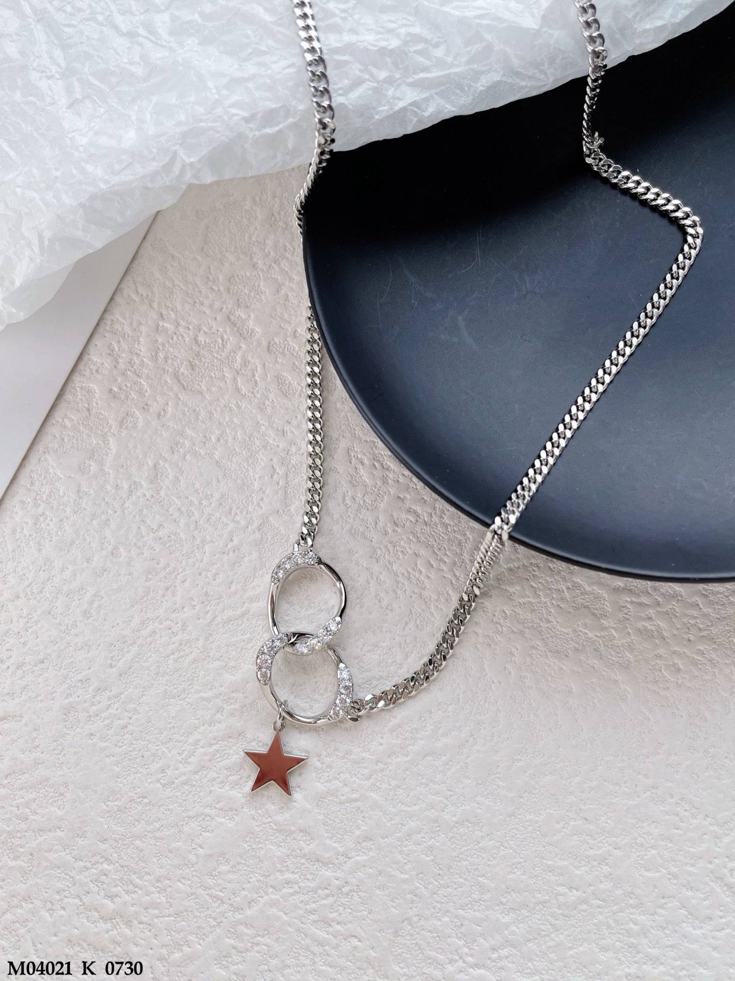 Elegant star pendant necklace for women