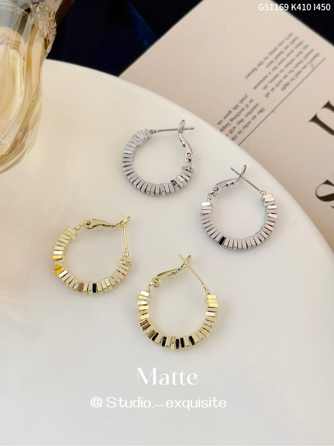 Stylish round earrings in gold and silver with geometric detail