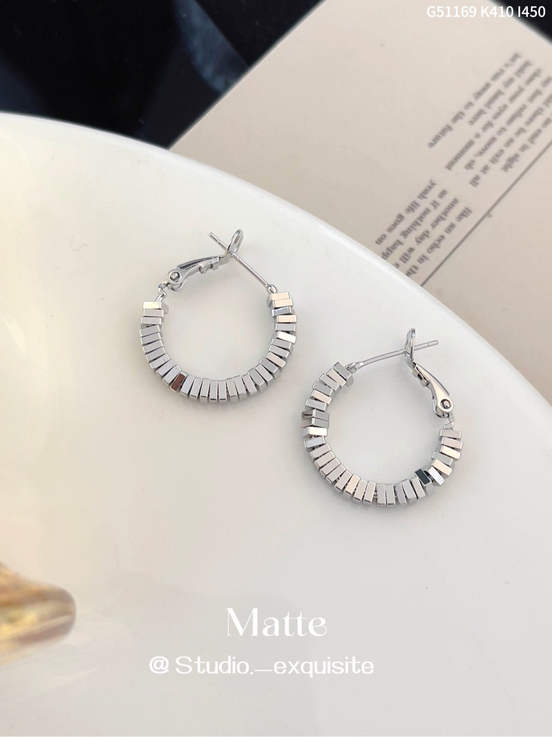 Stylish round earrings in gold and silver with geometric detail