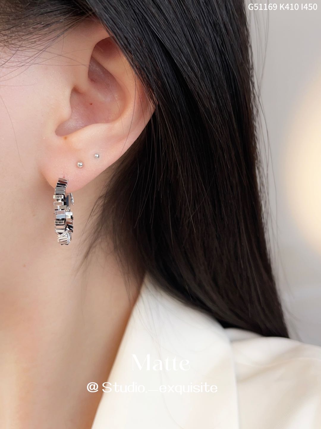 Stylish round earrings in gold and silver with geometric detail