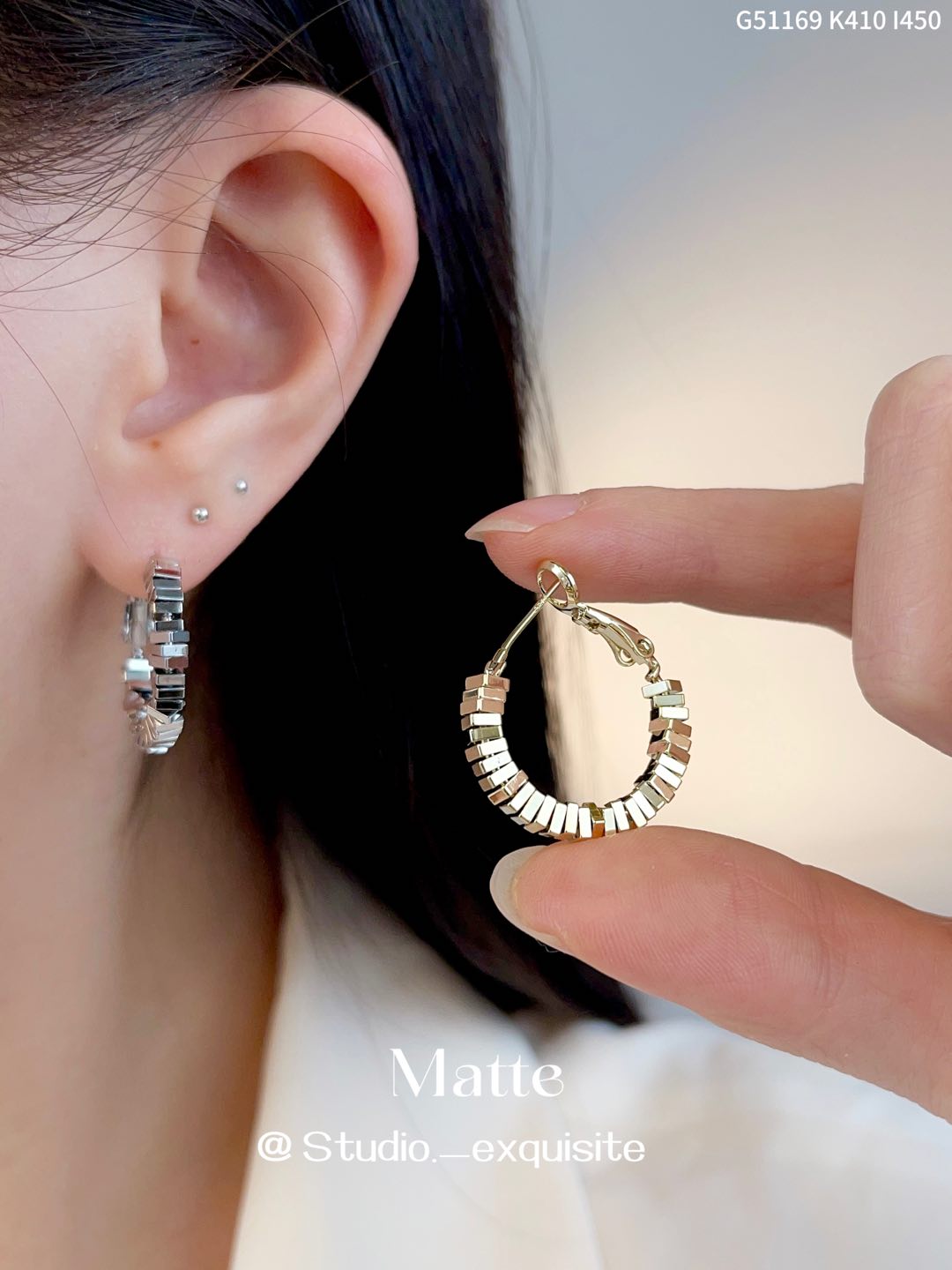 Stylish round earrings in gold and silver with geometric detail