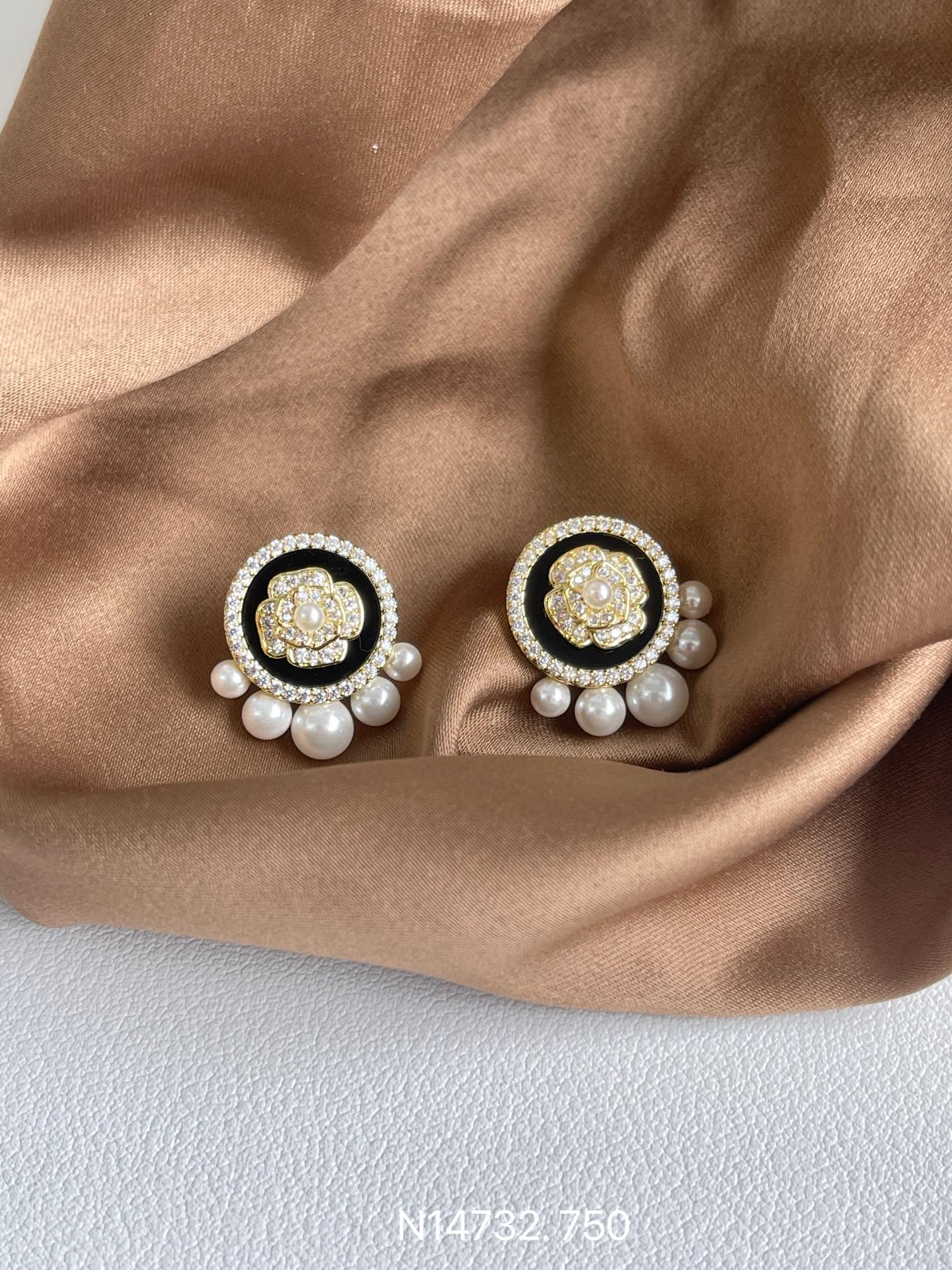 Glamorous round floral earrings with dangling faux pearls