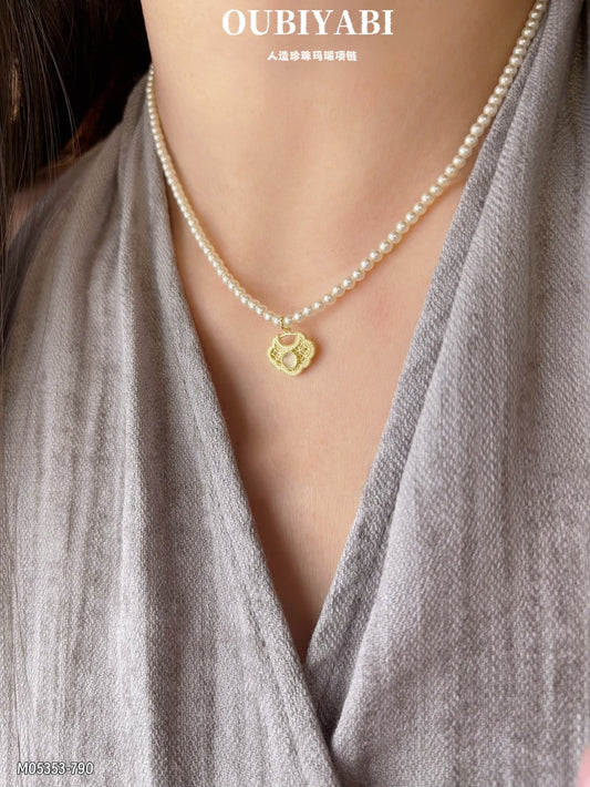 Artificial pearl necklace