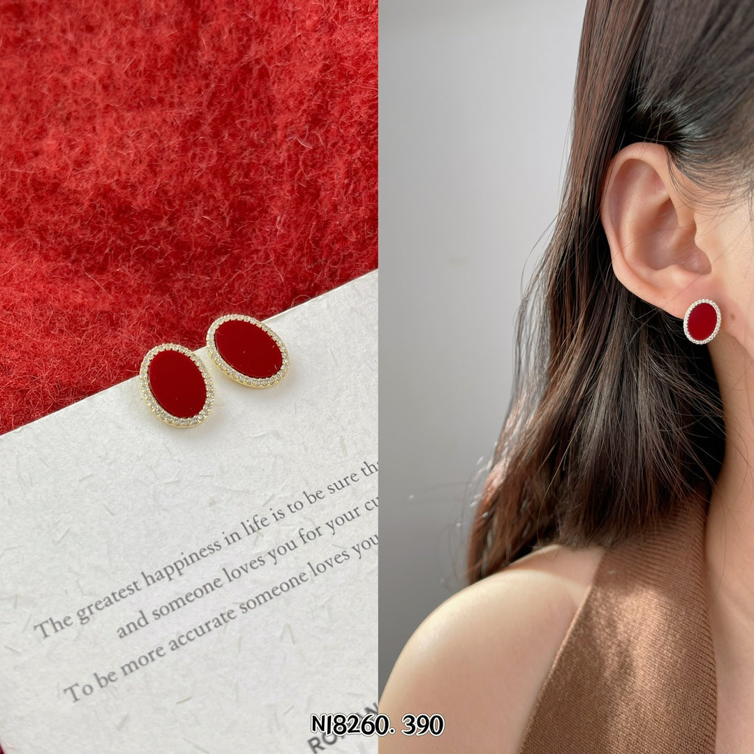 Elegant oval earrings for daily or formal wear