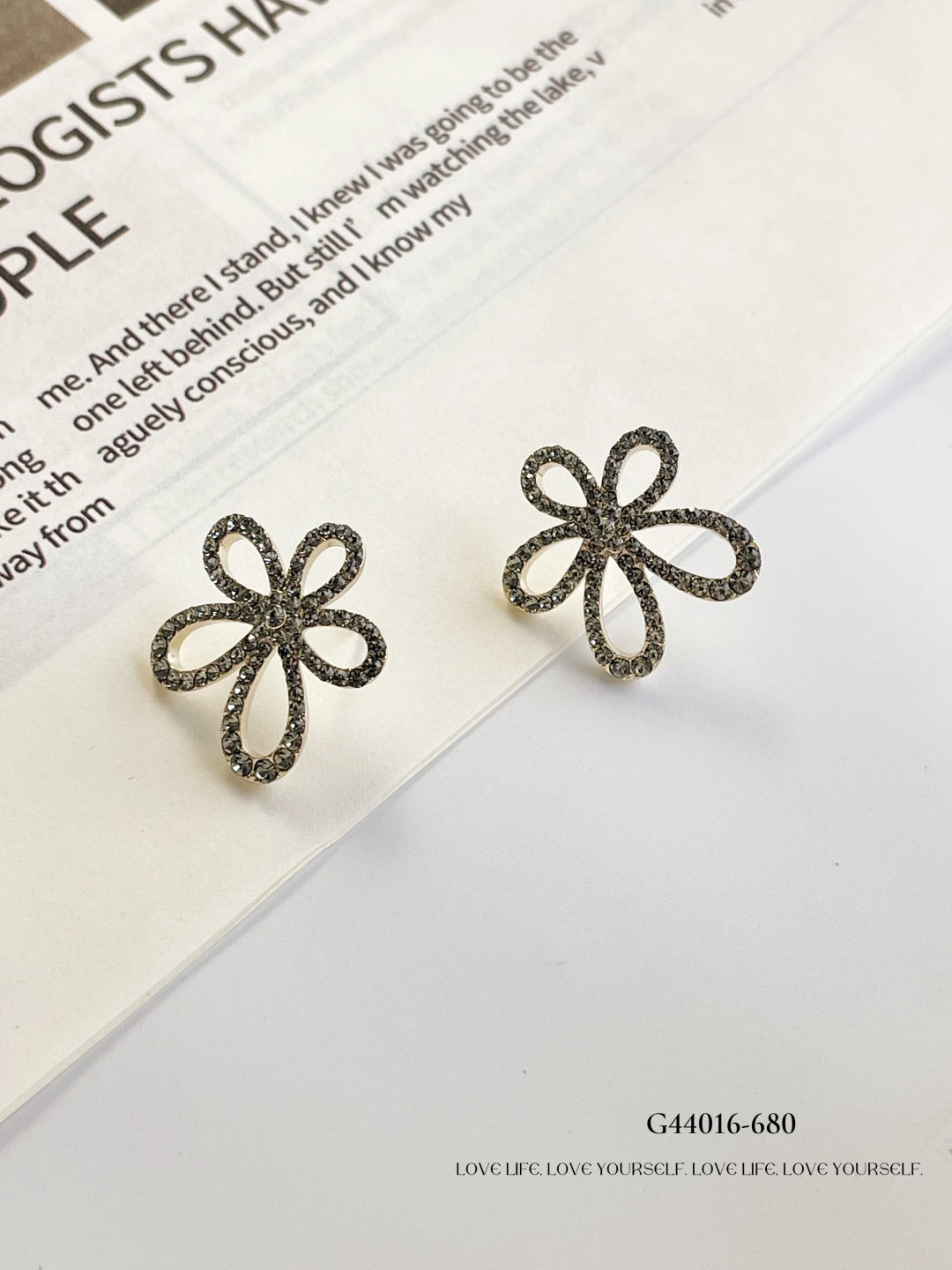 Hollow petal earrings