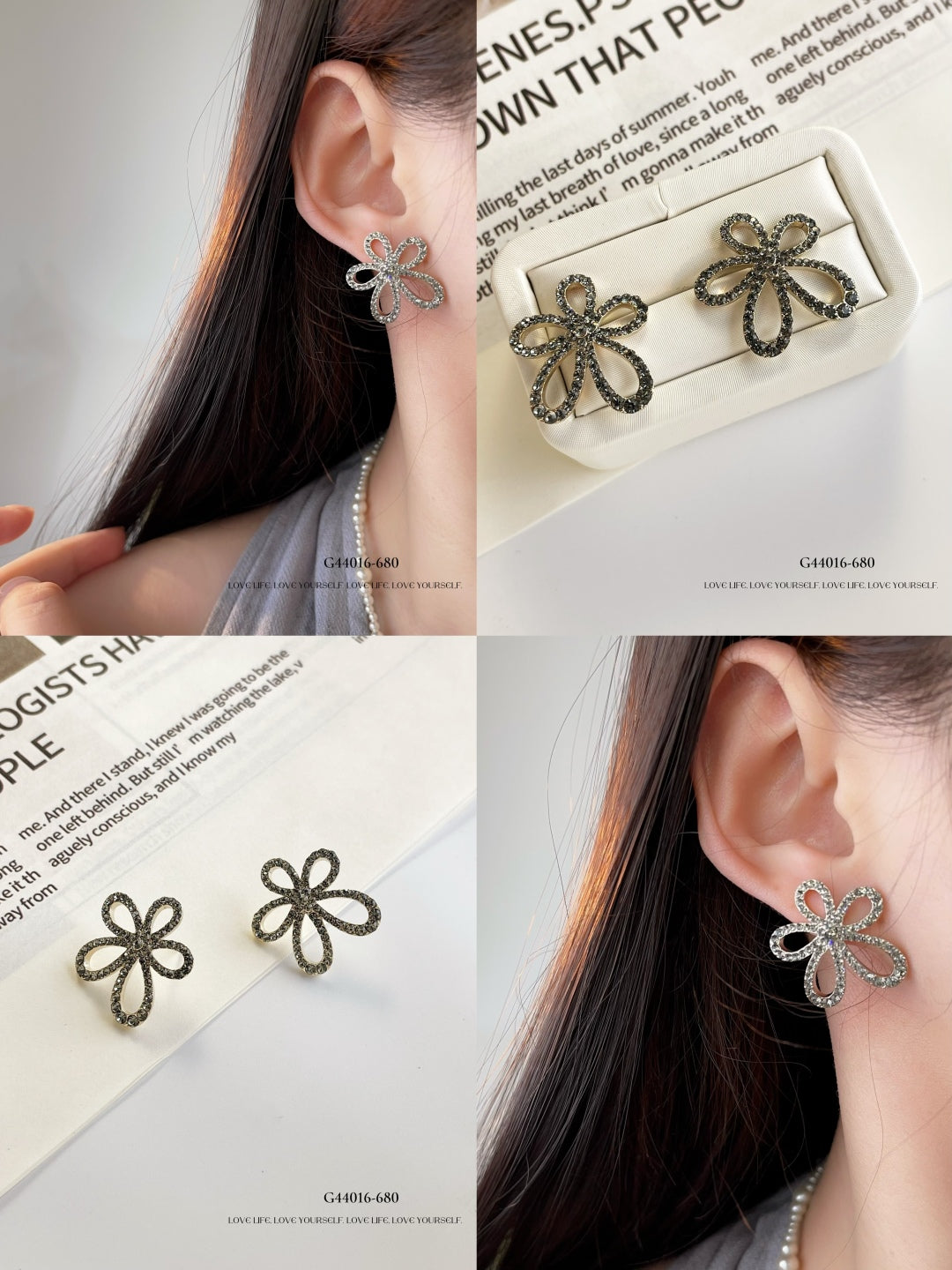 Hollow petal earrings