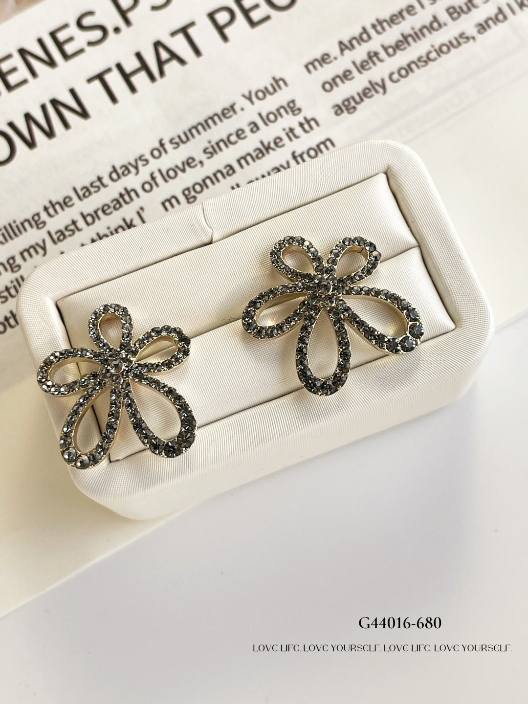 Hollow petal earrings