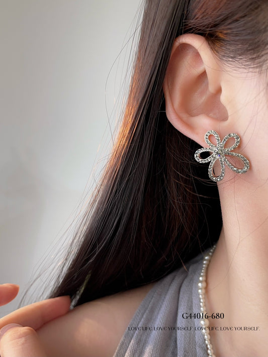 Hollow petal earrings