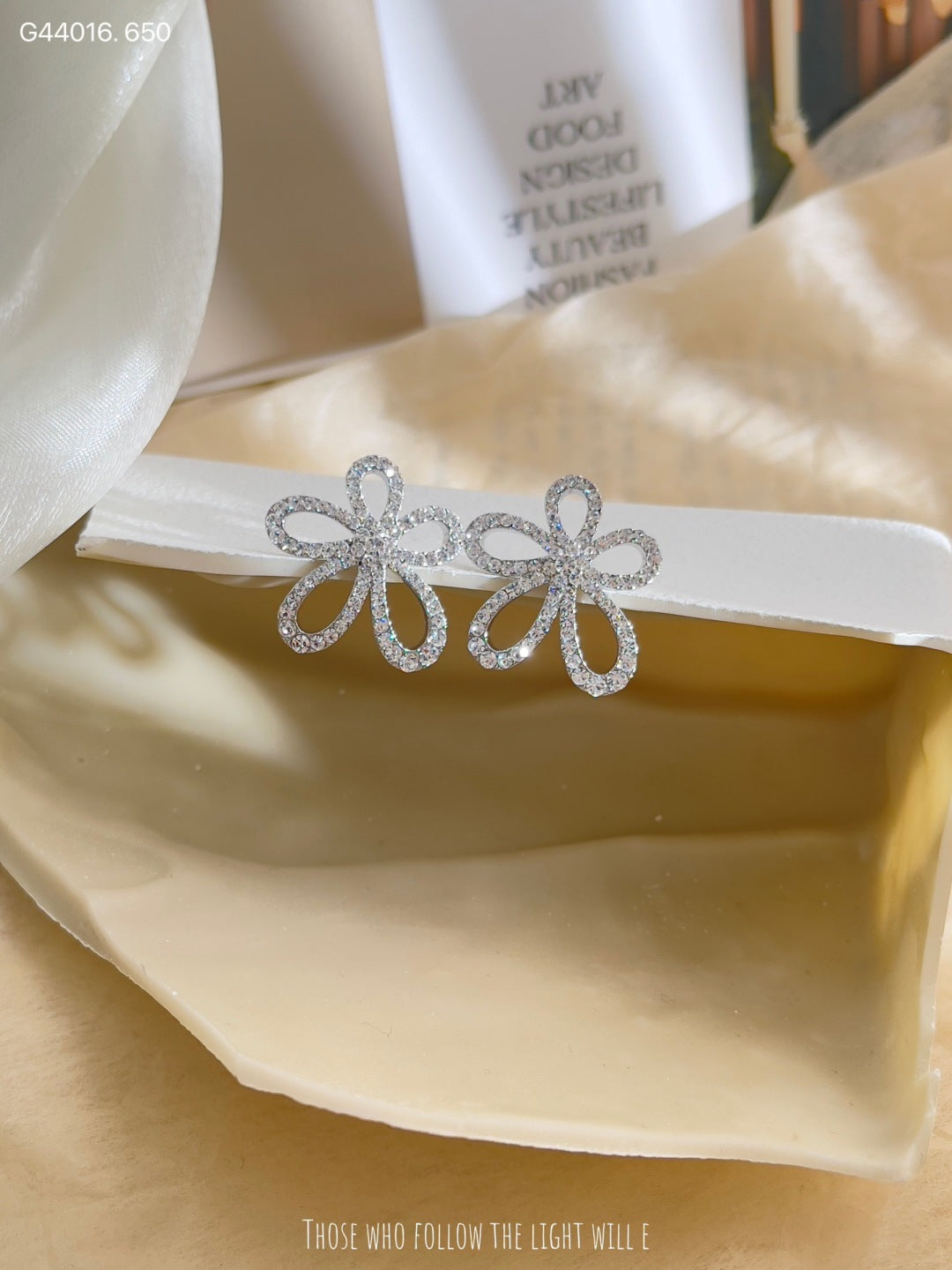 Hollow petal earrings