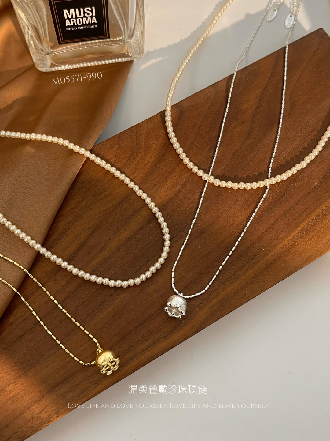 Gentle stacking pearl necklace