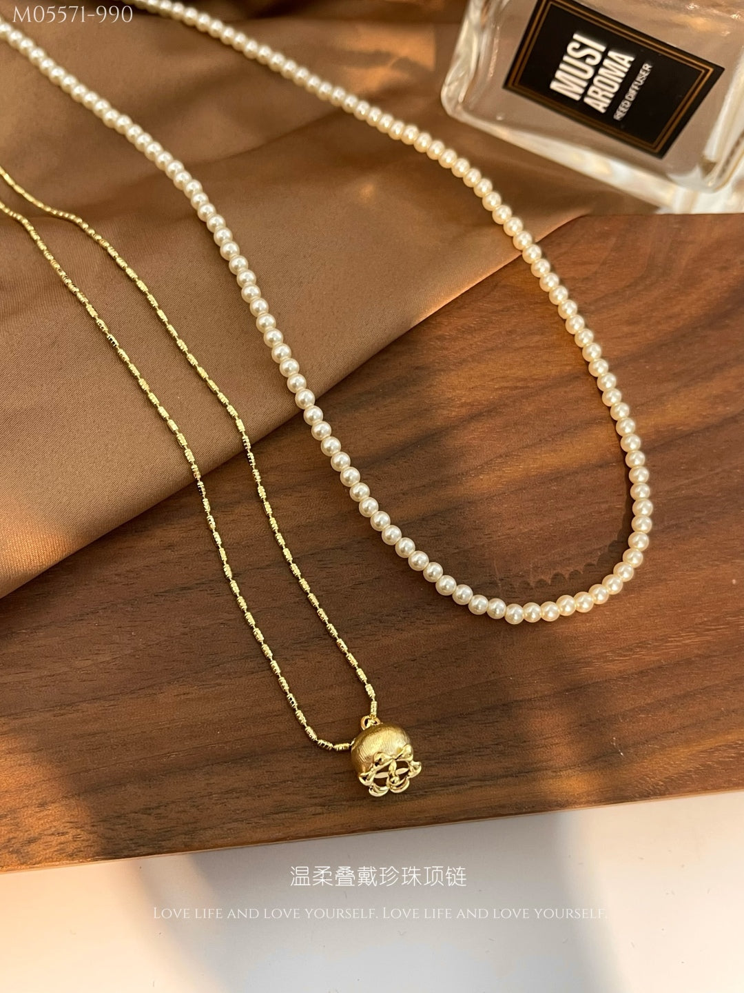 Gentle stacking pearl necklace